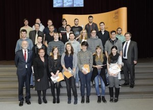 Die jahrgangsbesten Absolventen zusammen mit dem Gastredner Herrn Dr. Klein (Warema Renkhoff SE) und der Schulleitung bei der Zeugnisübergabe